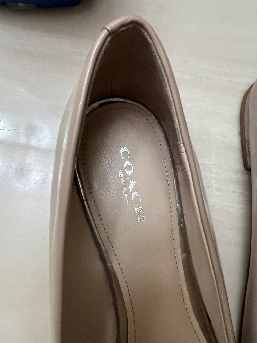 Coach Beige Pointed-Toe Patent Leather Flats With Bow Size 8.5 B - Picture 3 of 8